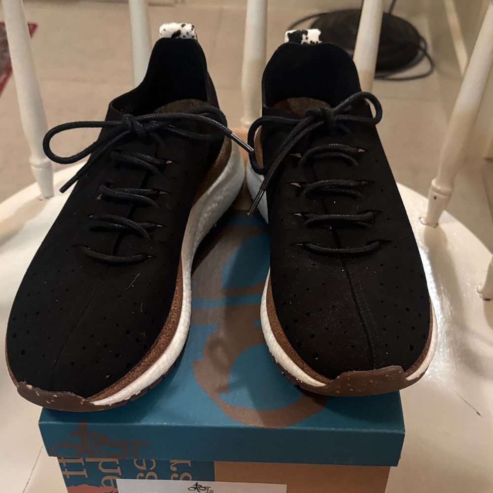 Stylish Black Ladies OTBT Sneakers Size 7 EUC
